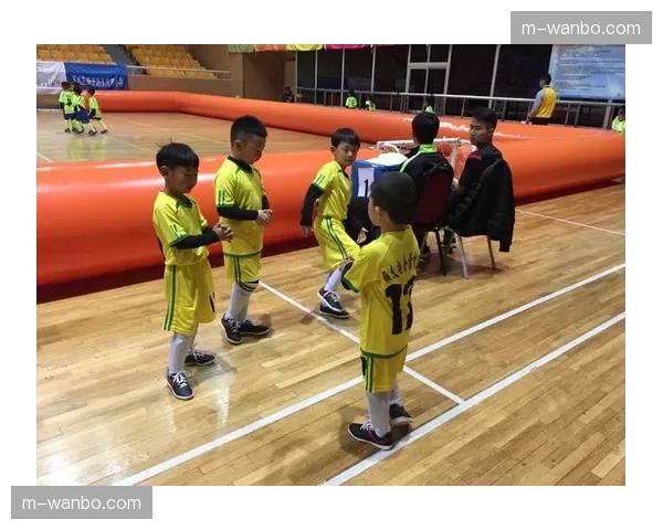 场边瞬间:门兴小将向看台患病儿童展示鼓励标语。