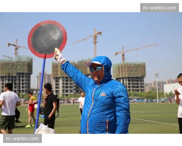 特写：裁判回看VIDEO长达五分钟，两位决赛选手屏息等待结果