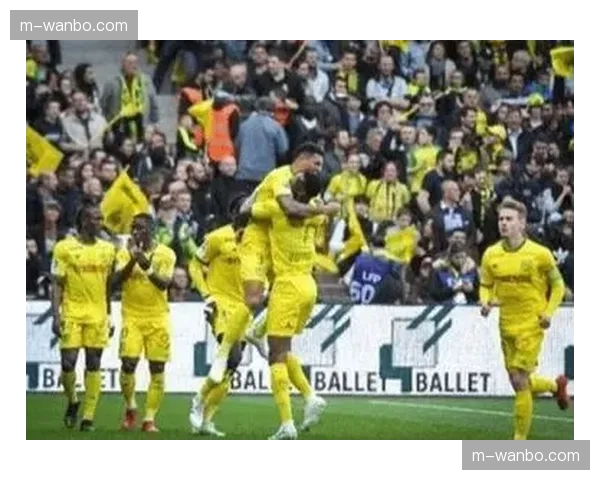 关键瞬间:南特门将扑出点球后,手抛球直接发动进攻形成单刀 关键瞬间:南特门将扑出点球后,手抛球直接发动进攻形成单刀