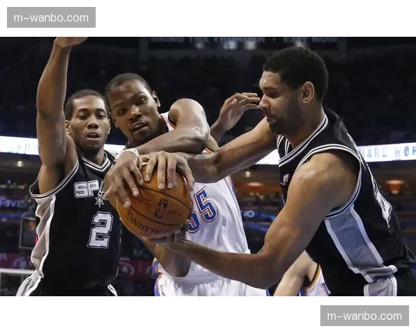 赛场花絮：坦帕湾闪电队吉祥物“雷霆Bug”在中场互动环节不慎摔倒引发球迷欢笑