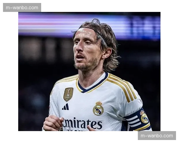 瞬间聚焦：终场哨响，40岁的莫德里奇被皇马队友高高抛起